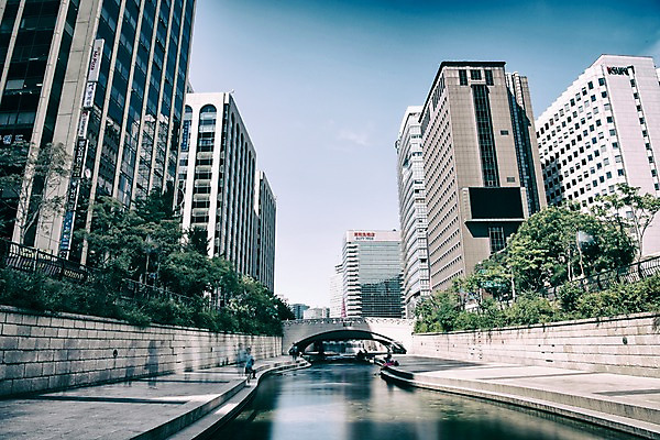 포토 JPG 주간 여유 휴식 서울 풍경 빌딩 사람없음 야외 도시풍경 산책 도시 도심 청계천 청계교 21개교 국내포토 자연요소 감정 컨셉 한국 건물 강 다리_건축물 랜드마크 파일형식