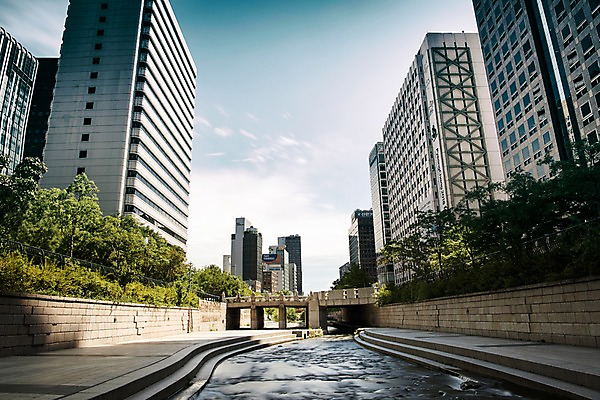 포토 JPG 주간 여유 휴식 서울 풍경 빌딩 사람없음 야외 도시풍경 산책 도시 도심 청계천 청계교 21개교 국내포토 자연요소 감정 컨셉 한국 건물 강 다리_건축물 랜드마크 파일형식