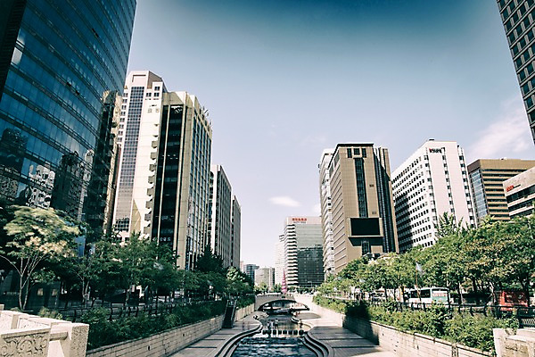 포토 JPG 주간 여유 휴식 서울 풍경 빌딩 사람없음 야외 도시풍경 산책 도시 도심 청계천 청계교 21개교 국내포토 자연요소 감정 컨셉 한국 건물 강 다리_건축물 랜드마크 파일형식