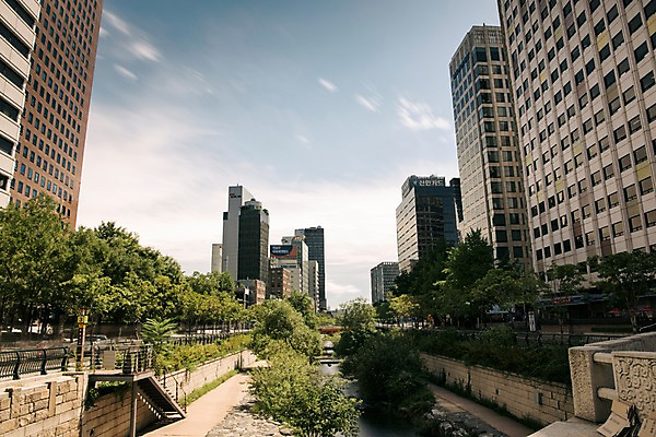 포토 JPG 주간 여유 휴식 서울 풍경 빌딩 사람없음 야외 도시풍경 산책 도시 도심 청계천 청계교 21개교 국내포토 자연요소 감정 컨셉 한국 건물 강 다리_건축물 랜드마크 파일형식