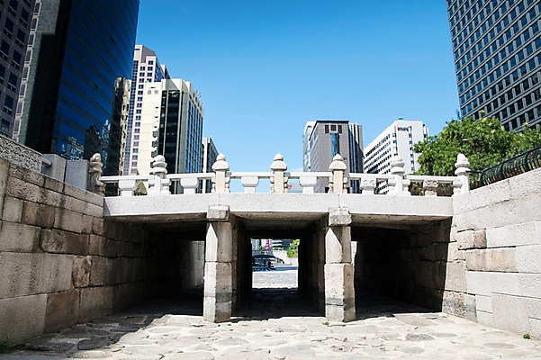 포토 JPG 주간 여유 휴식 서울 풍경 빌딩 사람없음 야외 도시풍경 산책 도시 도심 청계천 청계교 21개교 국내포토 자연요소 감정 컨셉 한국 건물 강 다리_건축물 랜드마크 파일형식