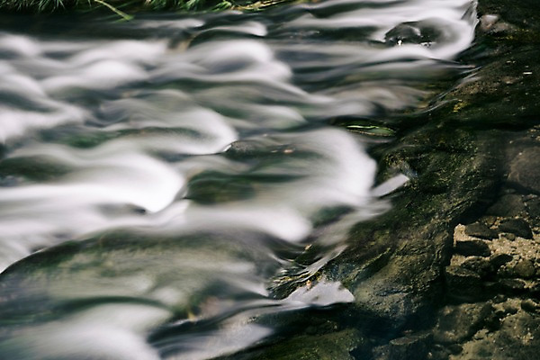 포토 JPG 주간 여유 휴식 서울 풍경 사람없음 야외 물 도시풍경 산책 돌_바위 도심 청계천 국내포토 자연요소 감정 컨셉 한국 강 도시 랜드마크 파일형식
