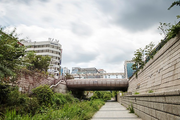 포토 JPG 주간 여유 휴식 서울 풍경 빌딩 사람없음 야외 도시풍경 산책 도시 도심 청계천 청계교 21개교 국내포토 자연요소 감정 컨셉 한국 건물 강 다리_건축물 랜드마크 파일형식