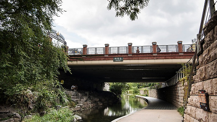 포토 JPG 주간 나무 여유 휴식 서울 풍경 빌딩 사람없음 야외 도시풍경 산책 도시 도심 청계천 청계교 21개교 국내포토 자연요소 식물 감정 컨셉 한국 건물 강 다리_건축물 랜드마크 파일형식