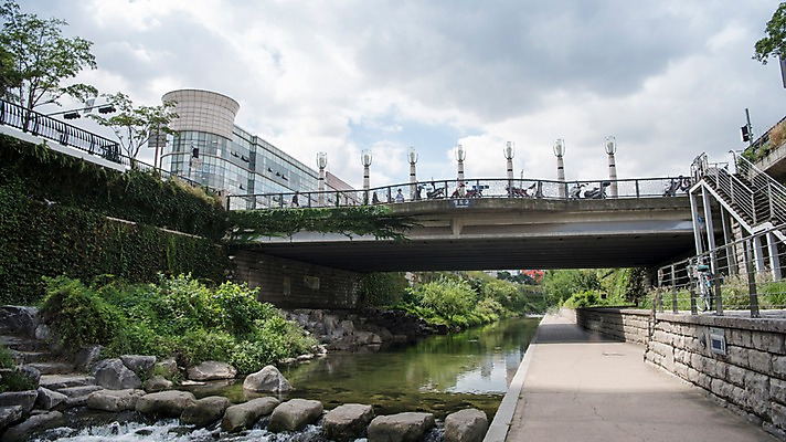 포토 JPG 주간 여유 휴식 서울 풍경 빌딩 사람없음 야외 도시풍경 산책 도시 도심 청계천 돌다리 청계교 21개교 국내포토 자연요소 감정 컨셉 한국 건물 강 다리_건축물 랜드마크 파일형식