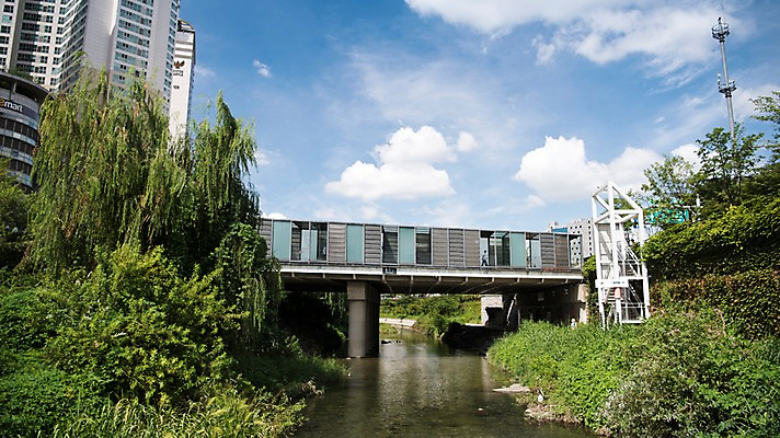 포토 JPG 주간 나무 여유 휴식 서울 풍경 빌딩 사람없음 야외 도시풍경 산책 도시 풀잎 도심 청계천 청계교 21개교 국내포토 자연요소 식물 감정 컨셉 잎 한국 건물 강 다리_건축물 풀_식물 랜드마크 파일형식