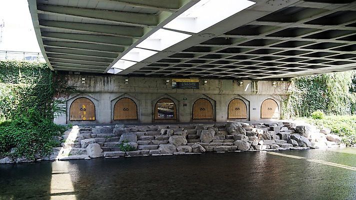 포토 JPG 주간 여유 휴식 서울 풍경 사람없음 야외 물 도시풍경 산책 도심 청계천 다리밑 청계교 21개교 국내포토 자연요소 감정 컨셉 한국 강 다리_건축물 도시 아래 랜드마크 파일형식