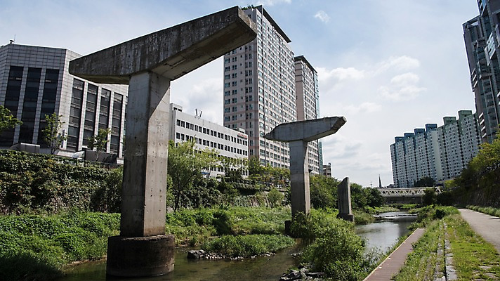 포토 JPG 주간 여유 휴식 서울 풍경 빌딩 사람없음 야외 도시풍경 산책 도시 풀잎 도심 청계천 청계교 21개교 국내포토 자연요소 감정 컨셉 잎 한국 건물 강 다리_건축물 풀_식물 랜드마크 파일형식