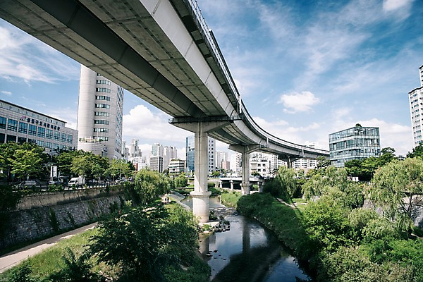 포토 JPG 주간 나무 여유 휴식 서울 풍경 빌딩 사람없음 야외 물 도시풍경 산책 도시 도심 청계천 청계교 21개교 국내포토 자연요소 식물 감정 컨셉 한국 건물 강 다리_건축물 랜드마크 파일형식