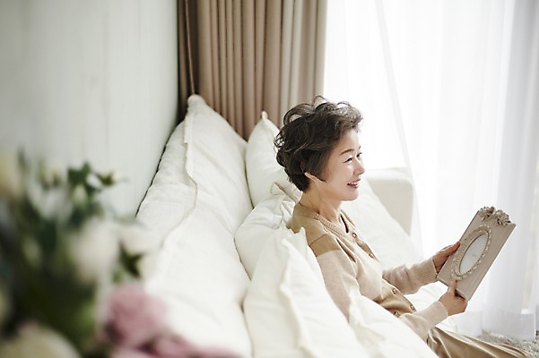 포토 JPG 여자 노년 할머니 액자 거실 휴식 실내 한명 미소 들기 앉기 상반신 옆모습 실버라이프 소파 한국인 60대 노인여자한명만 국내포토 1 라이프스타일 뷰포인트 컨셉 의자 모션 표정 사람 동양인 성인 내부 여자한명만 노인여자만 파일형식