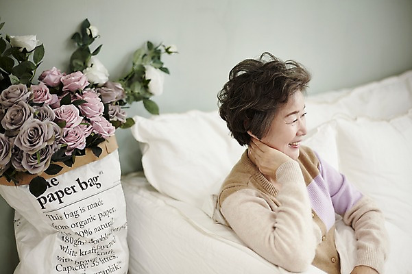 포토 JPG 여자 노년 할머니 거실 휴식 실내 한명 미소 앉기 상반신 옆모습 실버라이프 소파 장미 턱괴기 한국인 60대 노인여자한명만 국내포토 1 라이프스타일 꽃 뷰포인트 컨셉 의자 모션 표정 사람 동양인 성인 내부 여자한명만 노인여자만 파일형식