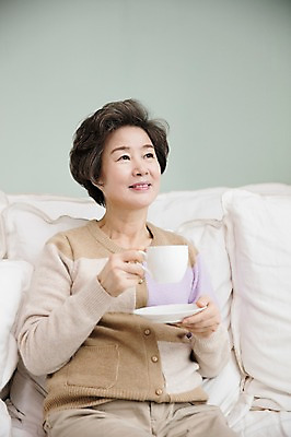 포토 JPG 여자 노년 할머니 커피 거실 티타임 휴식 실내 한명 미소 들기 앉기 상반신 앞모습 실버라이프 소파 한국인 60대 노인여자한명만 국내포토 1 라이프스타일 음료 뷰포인트 컨셉 의자 모션 표정 사람 동양인 성인 내부 여자한명만 노인여자만 파일형식