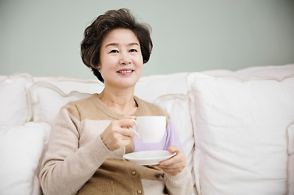 포토 JPG 여자 노년 할머니 커피 거실 티타임 휴식 실내 한명 미소 들기 앉기 상반신 앞모습 실버라이프 소파 한국인 60대 노인여자한명만 국내포토 1 라이프스타일 음료 뷰포인트 컨셉 의자 모션 표정 사람 동양인 성인 내부 여자한명만 노인여자만 파일형식