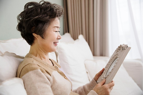 포토 JPG 여자 노년 할머니 액자 거실 휴식 실내 한명 미소 들기 앉기 상반신 옆모습 실버라이프 소파 한국인 60대 노인여자한명만 국내포토 1 라이프스타일 뷰포인트 컨셉 의자 모션 표정 사람 동양인 성인 내부 여자한명만 노인여자만 파일형식
