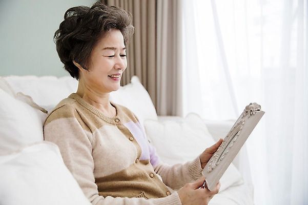 포토 JPG 여자 노년 할머니 액자 거실 휴식 실내 한명 미소 들기 앉기 상반신 옆모습 실버라이프 소파 한국인 60대 노인여자한명만 국내포토 1 라이프스타일 뷰포인트 컨셉 의자 모션 표정 사람 동양인 성인 내부 여자한명만 노인여자만 파일형식