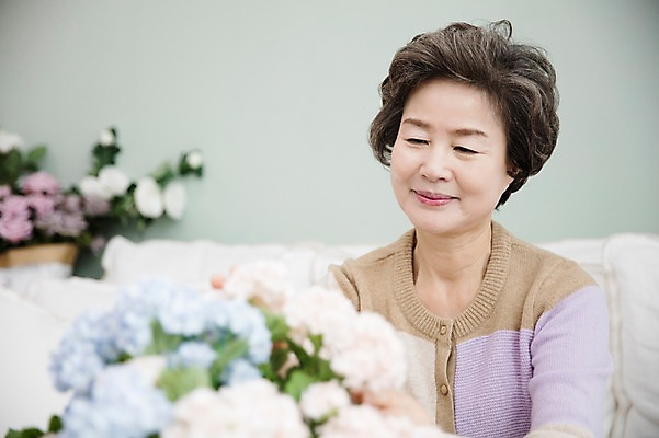 포토 JPG 여자 노년 할머니 꽃다발 거실 휴식 실내 한명 미소 앉기 상반신 앞모습 실버라이프 소파 한국인 60대 노인여자한명만 국내포토 1 라이프스타일 꽃 뷰포인트 컨셉 의자 모션 표정 사람 동양인 성인 내부 여자한명만 노인여자만 파일형식