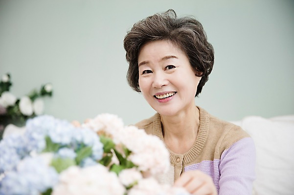 포토 JPG 여자 노년 할머니 꽃다발 거실 휴식 실내 한명 미소 앉기 상반신 앞모습 실버라이프 소파 한국인 60대 노인여자한명만 국내포토 1 라이프스타일 꽃 뷰포인트 컨셉 의자 모션 표정 사람 동양인 성인 내부 여자한명만 노인여자만 파일형식