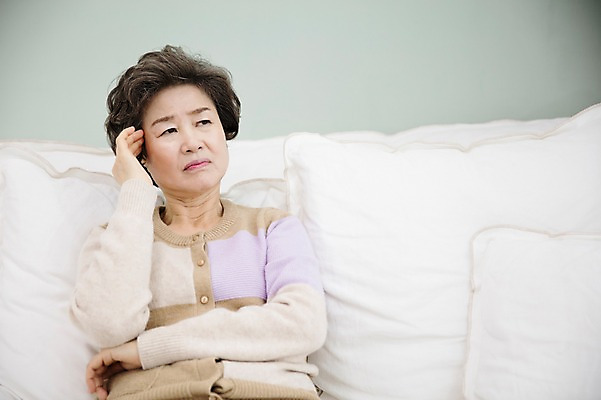 포토 JPG 여자 노년 할머니 생각 거실 휴식 실내 한명 앉기 손짓 상반신 앞모습 실버라이프 소파 한국인 60대 고민 노인여자한명만 국내포토 1 라이프스타일 감정 뷰포인트 컨셉 의자 모션 사람 동양인 성인 내부 여자한명만 노인여자만 파일형식