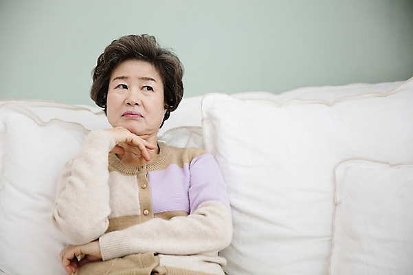 포토 JPG 여자 노년 할머니 생각 거실 휴식 실내 한명 앉기 손짓 상반신 앞모습 실버라이프 소파 한국인 60대 고민 노인여자한명만 국내포토 1 라이프스타일 감정 뷰포인트 컨셉 의자 모션 사람 동양인 성인 내부 여자한명만 노인여자만 파일형식