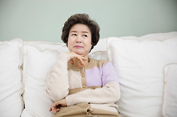포토 JPG 여자 노년 할머니 생각 거실 휴식 실내 한명 앉기 손짓 상반신 앞모습 실버라이프 소파 한국인 60대 고민 노인여자한명만 국내포토 1 라이프스타일 감정 뷰포인트 컨셉 의자 모션 사람 동양인 성인 내부 여자한명만 노인여자만 파일형식