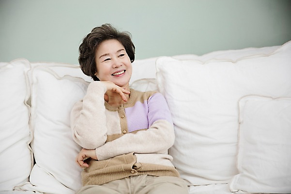 포토 JPG 여자 노년 할머니 거실 휴식 실내 한명 미소 앉기 손짓 상반신 앞모습 실버라이프 소파 한국인 60대 노인여자한명만 국내포토 1 라이프스타일 뷰포인트 컨셉 의자 모션 표정 사람 동양인 성인 내부 여자한명만 노인여자만 파일형식
