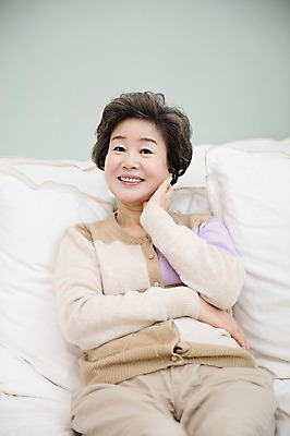 포토 JPG 여자 노년 할머니 거실 휴식 실내 한명 미소 앉기 손짓 상반신 앞모습 실버라이프 소파 한국인 60대 노인여자한명만 국내포토 1 라이프스타일 뷰포인트 컨셉 의자 모션 표정 사람 동양인 성인 내부 여자한명만 노인여자만 파일형식