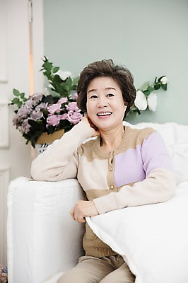 포토 JPG 여자 노년 할머니 거실 휴식 실내 한명 미소 앉기 상반신 앞모습 실버라이프 소파 꽃병 한국인 60대 노인여자한명만 국내포토 1 라이프스타일 꽃 뷰포인트 컨셉 의자 모션 표정 사람 동양인 성인 내부 여자한명만 노인여자만 파일형식