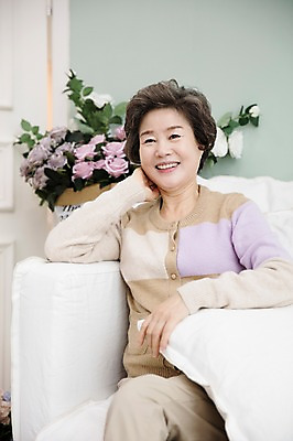 포토 JPG 여자 노년 할머니 거실 휴식 실내 한명 미소 앉기 상반신 앞모습 실버라이프 소파 꽃병 한국인 60대 노인여자한명만 국내포토 1 라이프스타일 꽃 뷰포인트 컨셉 의자 모션 표정 사람 동양인 성인 내부 여자한명만 노인여자만 파일형식