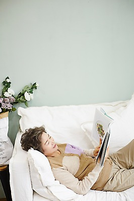 포토 JPG 여자 노년 할머니 거실 휴식 실내 한명 들기 상반신 옆모습 실버라이프 소파 눕기 한국인 잡지 60대 편안함 읽기 노인여자한명만 국내포토 1 라이프스타일 뷰포인트 컨셉 의자 모션 사람 동양인 성인 내부 간행물 감각 여자한명만 노인여자만 파일형식