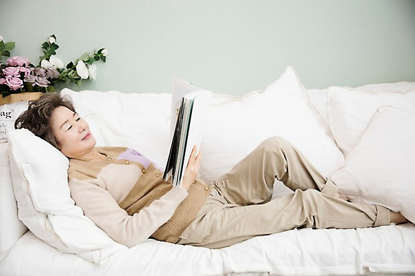 포토 JPG 전신 여자 노년 할머니 거실 휴식 실내 한명 미소 옆모습 실버라이프 소파 눕기 한국인 잡지 60대 편안함 읽기 노인여자한명만 국내포토 1 라이프스타일 뷰포인트 컨셉 의자 모션 표정 사람 동양인 성인 내부 간행물 감각 여자한명만 노인여자만 파일형식