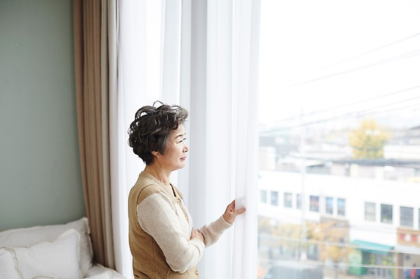 포토 JPG 응시 여자 노년 할머니 여유 거실 휴식 실내 한명 서기 상반신 옆모습 실버라이프 한국인 커튼 60대 창가 노인여자한명만 국내포토 1 라이프스타일 시선 감정 뷰포인트 컨셉 창문 모션 사람 동양인 성인 내부 여자한명만 노인여자만 파일형식