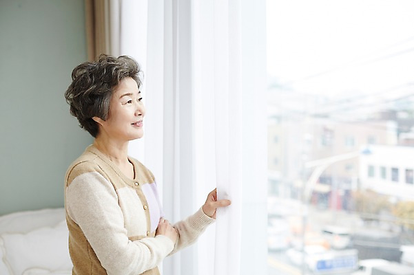 포토 JPG 응시 여자 노년 할머니 여유 거실 휴식 실내 한명 서기 미소 상반신 옆모습 실버라이프 한국인 커튼 60대 창가 노인여자한명만 국내포토 1 라이프스타일 시선 감정 뷰포인트 컨셉 창문 모션 표정 사람 동양인 성인 내부 여자한명만 노인여자만 파일형식