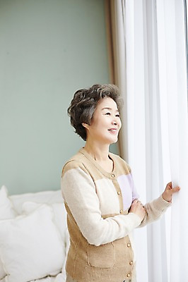 포토 JPG 응시 여자 노년 할머니 여유 거실 휴식 실내 한명 서기 미소 상반신 옆모습 실버라이프 한국인 커튼 60대 창가 노인여자한명만 국내포토 1 라이프스타일 시선 감정 뷰포인트 컨셉 창문 모션 표정 사람 동양인 성인 내부 여자한명만 노인여자만 파일형식