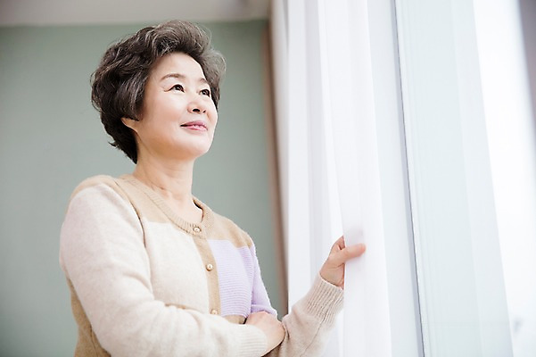 포토 JPG 응시 여자 노년 할머니 여유 거실 휴식 실내 한명 서기 미소 상반신 옆모습 실버라이프 한국인 커튼 60대 창가 노인여자한명만 국내포토 1 라이프스타일 시선 감정 뷰포인트 컨셉 창문 모션 표정 사람 동양인 성인 내부 여자한명만 노인여자만 파일형식