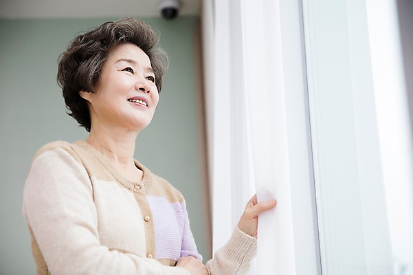 포토 JPG 응시 여자 노년 할머니 여유 거실 휴식 실내 한명 서기 미소 상반신 옆모습 실버라이프 한국인 커튼 60대 창가 노인여자한명만 국내포토 1 라이프스타일 시선 감정 뷰포인트 컨셉 창문 모션 표정 사람 동양인 성인 내부 여자한명만 노인여자만 파일형식