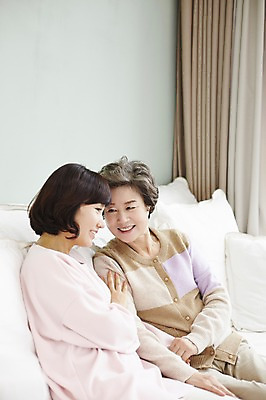 포토 JPG 여자 노년 딸 40대 거실 모녀 엄마 실내 미소 앉기 상반신 성인 두명 앞모습 옆모습 소파 화목 다정 한국인 가족라이프 60대 여자만 국내포토 라이프스타일 뷰포인트 중년 컨셉 의자 가족 모션 표정 사람 동양인 내부 파일형식