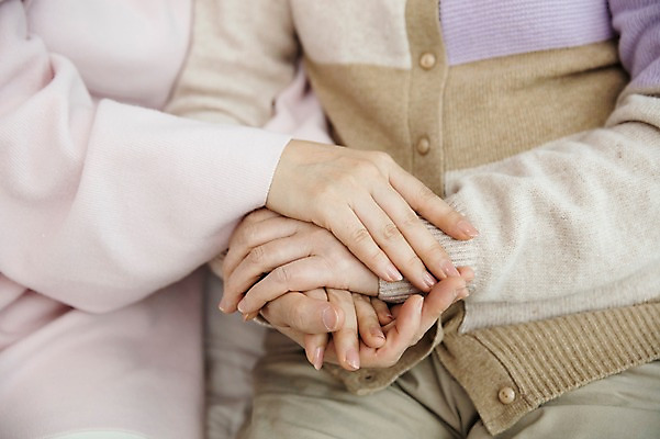 포토 JPG 손 여자 노년 딸 40대 모녀 엄마 실내 앉기 상반신 성인 두명 앞모습 신체부위 손잡기 한국인 가족라이프 60대 여자만 국내포토 라이프스타일 뷰포인트 중년 가족 모션 사람 동양인 내부 파일형식