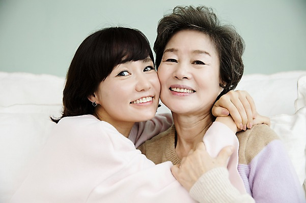 포토 JPG 여자 노년 딸 40대 포옹 모녀 엄마 실내 미소 앉기 상반신 성인 두명 앞모습 화목 다정 한국인 가족라이프 60대 여자만 얼굴맞대기 국내포토 라이프스타일 뷰포인트 중년 컨셉 가족 안기 모션 표정 사람 동양인 내부 파일형식