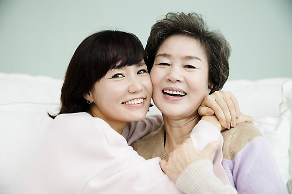 포토 JPG 여자 노년 딸 40대 포옹 모녀 엄마 실내 미소 앉기 상반신 성인 두명 앞모습 화목 다정 한국인 가족라이프 60대 여자만 얼굴맞대기 국내포토 라이프스타일 뷰포인트 중년 컨셉 가족 안기 모션 표정 사람 동양인 내부 파일형식