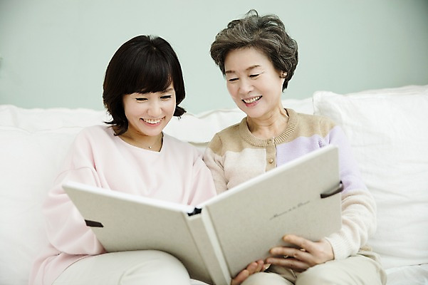 포토 JPG 응시 여자 노년 딸 40대 모녀 엄마 실내 미소 들기 앉기 상반신 성인 두명 앞모습 소파 화목 한국인 가족라이프 추억 60대 앨범 여자만 국내포토 라이프스타일 시선 뷰포인트 중년 컨셉 의자 가족 모션 표정 사람 동양인 내부 파일형식