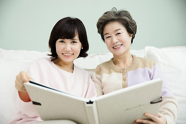 포토 JPG 여자 노년 딸 40대 모녀 엄마 실내 미소 들기 앉기 상반신 성인 두명 앞모습 소파 화목 한국인 가족라이프 추억 60대 앨범 여자만 국내포토 라이프스타일 뷰포인트 중년 컨셉 의자 가족 모션 표정 사람 동양인 내부 파일형식