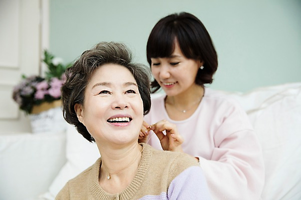 포토 JPG 여자 노년 딸 40대 목걸이 모녀 엄마 실내 선물 미소 손짓 상반신 성인 두명 앞모습 화목 다정 한국인 가족라이프 60대 여자만 국내포토 라이프스타일 뷰포인트 중년 컨셉 장신구 가족 모션 표정 사람 동양인 내부 파일형식