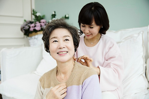 포토 JPG 여자 노년 딸 40대 목걸이 모녀 엄마 실내 선물 미소 손짓 상반신 성인 두명 앞모습 화목 다정 한국인 가족라이프 60대 여자만 국내포토 라이프스타일 뷰포인트 중년 컨셉 장신구 가족 모션 표정 사람 동양인 내부 파일형식