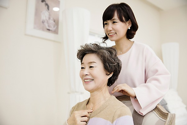 포토 JPG 여자 노년 딸 40대 목걸이 모녀 엄마 실내 선물 미소 손짓 상반신 성인 두명 앞모습 화목 다정 한국인 가족라이프 60대 여자만 국내포토 라이프스타일 뷰포인트 중년 컨셉 장신구 가족 모션 표정 사람 동양인 내부 파일형식