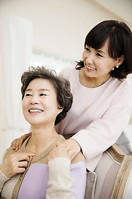 포토 JPG 여자 노년 딸 40대 목걸이 모녀 엄마 실내 선물 미소 손짓 상반신 성인 두명 앞모습 화목 다정 한국인 가족라이프 60대 여자만 국내포토 라이프스타일 뷰포인트 중년 컨셉 장신구 가족 모션 표정 사람 동양인 내부 파일형식