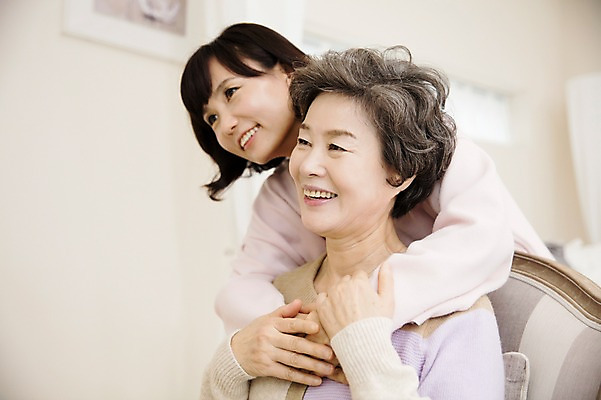 포토 JPG 여자 노년 딸 40대 모녀 엄마 실내 서기 미소 앉기 상반신 성인 두명 앞모습 화목 다정 한국인 가족라이프 60대 백허그 여자만 국내포토 라이프스타일 뷰포인트 중년 컨셉 가족 모션 포옹 표정 사람 동양인 내부 파일형식