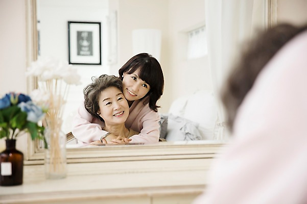 포토 JPG 여자 노년 딸 40대 포옹 모녀 엄마 실내 서기 미소 앉기 상반신 성인 두명 앞모습 화목 다정 거울 한국인 가족라이프 60대 화장대 여자만 국내포토 라이프스타일 뷰포인트 중년 가구 컨셉 가족 안기 모션 표정 사람 동양인 내부 파일형식