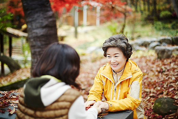 포토 JPG 주간 여자 노년 딸 40대 단풍 모녀 엄마 대화 미소 앉기 상반신 성인 야외 두명 앞모습 뒷모습 마주보기 손잡기 화목 한국인 가을 가족라이프 60대 단풍놀이 여자만 아차산 국내포토 자연요소 라이프스타일 계절 뷰포인트 중년 컨셉 잎 가족 모션 산 서울 표정 말하기 사람 동양인 소풍 파일형식