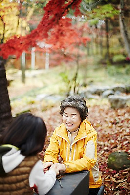 포토 JPG 주간 여자 노년 딸 40대 단풍 모녀 엄마 대화 미소 앉기 상반신 성인 야외 두명 앞모습 뒷모습 마주보기 손잡기 화목 한국인 가을 가족라이프 60대 단풍놀이 여자만 아차산 국내포토 자연요소 라이프스타일 계절 뷰포인트 중년 컨셉 잎 가족 모션 산 서울 표정 말하기 사람 동양인 소풍 파일형식