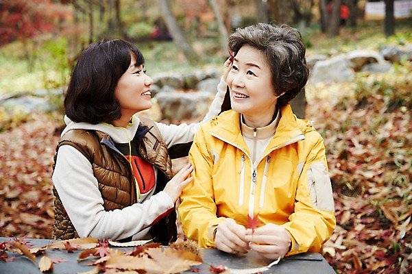 포토 JPG 주간 여자 노년 딸 40대 단풍 모녀 엄마 미소 앉기 상반신 성인 야외 두명 앞모습 옆모습 화목 다정 한국인 가을 가족라이프 60대 단풍놀이 여자만 아차산 국내포토 자연요소 라이프스타일 계절 뷰포인트 중년 컨셉 잎 가족 모션 산 서울 표정 사람 동양인 소풍 파일형식